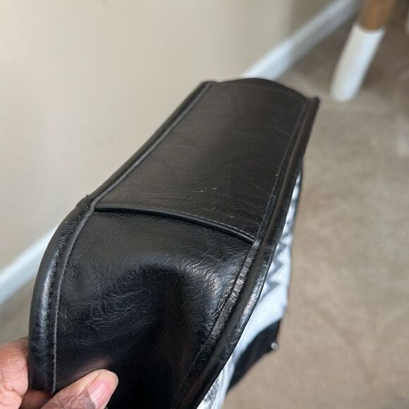 Jen & Co. Bag: Chloe Crossbody - Picture 5 of 8